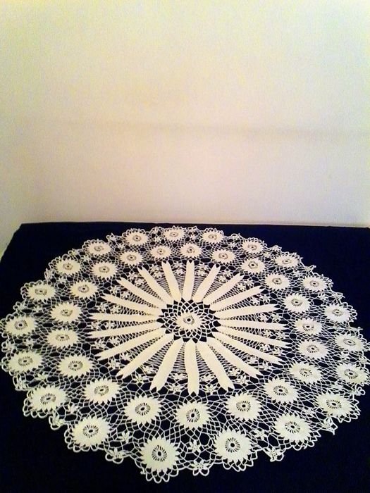 Față de masă rotundă din macrame