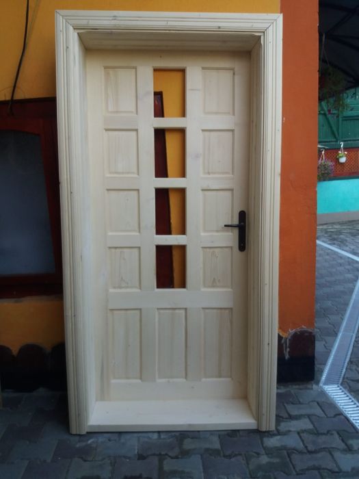 Producător de uși și ferestre din lemn masiv,brad.