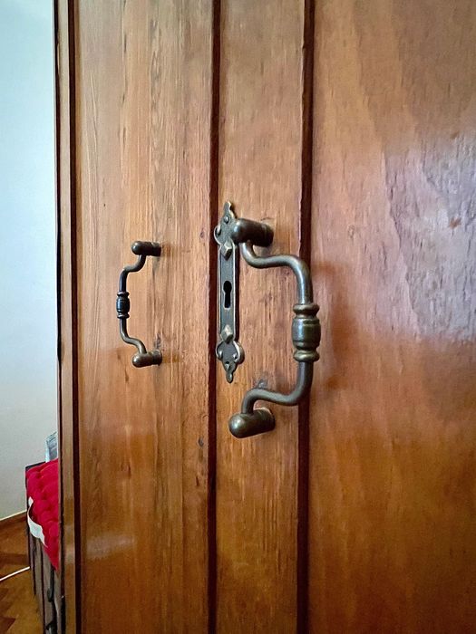 Dulap antic din lemn de cireș