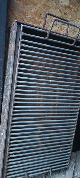 Se vinde grătar din inox.
