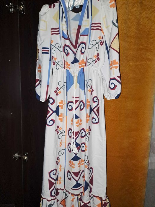 Дълга дамска рокля с етно мотиви