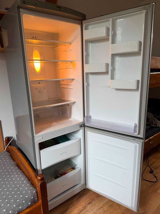Frigider cu congelator, stare foarte bună