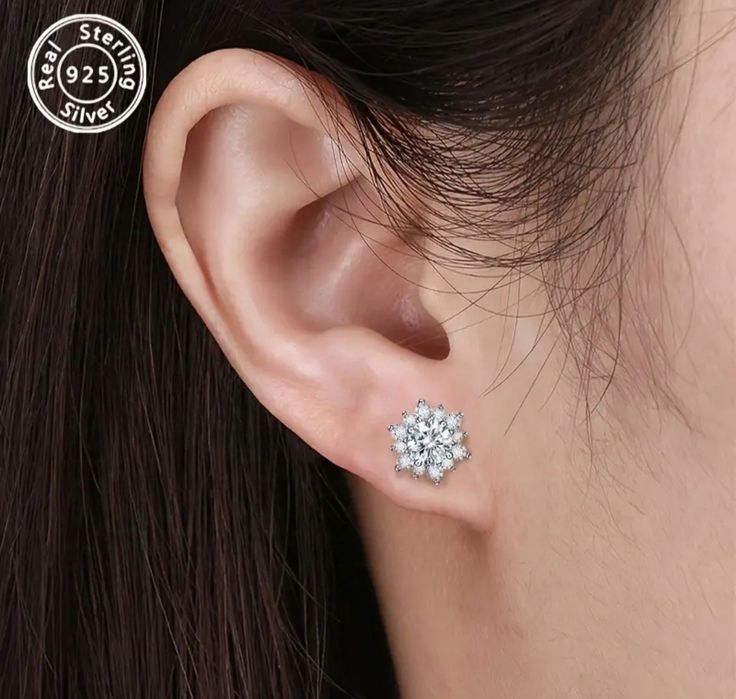 Серьги гвоздики из серебра с муассанитами