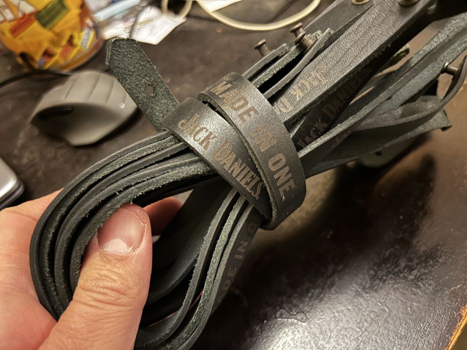 Кожени гривни, охладители за течности и украшения