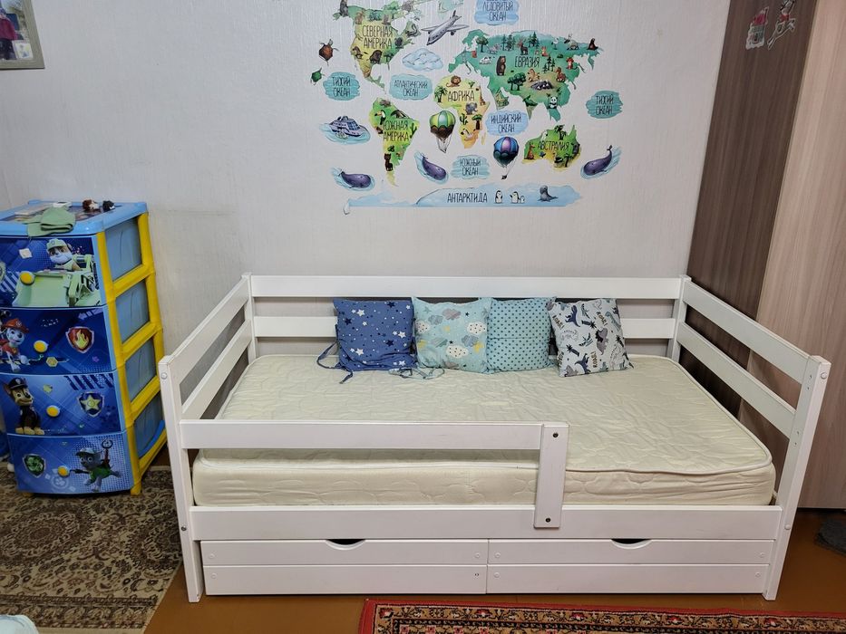 Продам кровать детскую с ортопедическим матрасом, 2 ящика и бортики