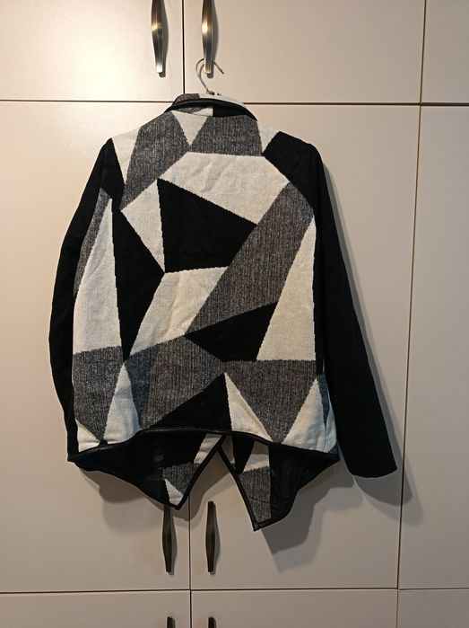 Vând jachetă/cardigan de damă, mărimea M,  cu imprimeu geometric alb-negru