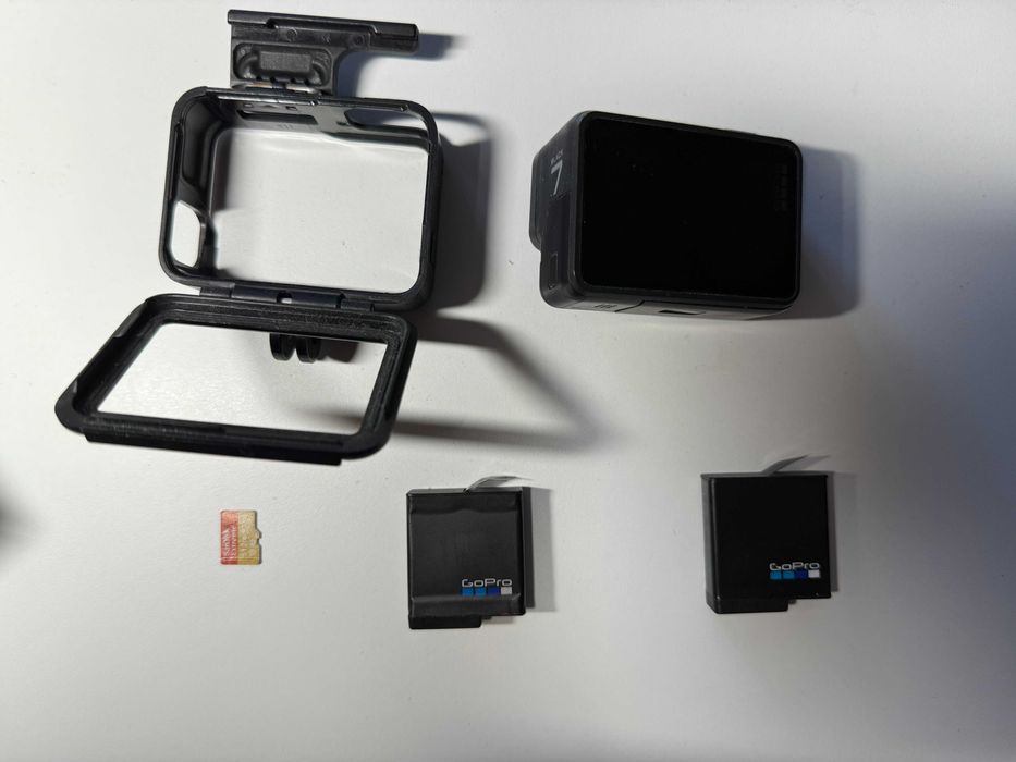 Vand GoPro Hero 7 Black + 2 baterii + card 512GB + incarcator extern
