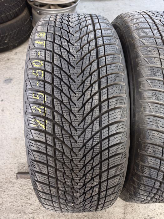 2 Броя 235/50/19 Goodyear 8mm 24dot