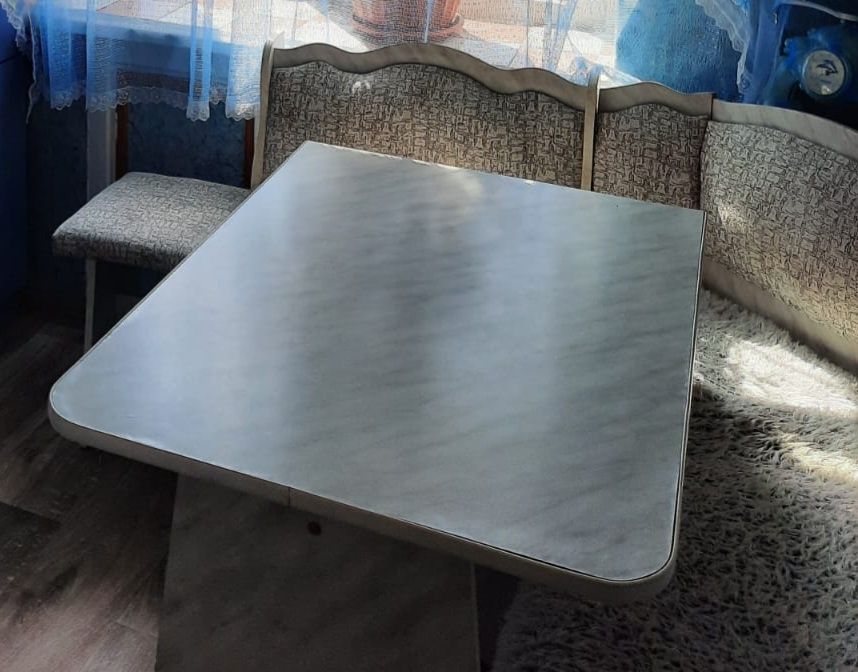 Угловой кухонный диван.