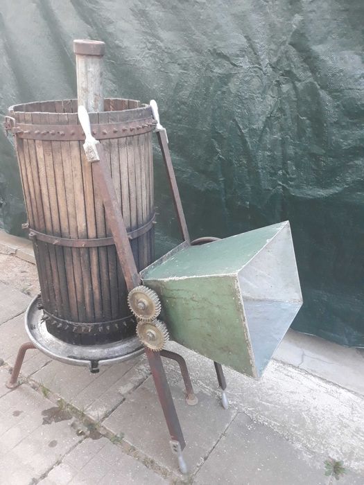 Vând teasc și zdrobitor de struguri
