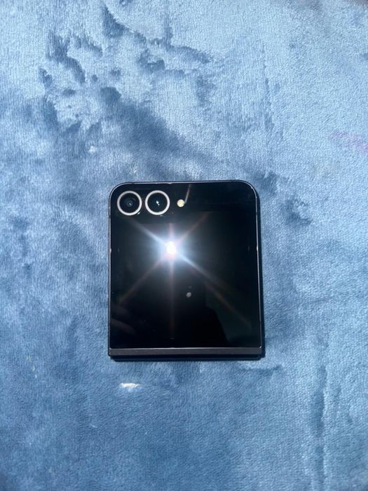 Смартфон Samsung Galaxy Z Flip6