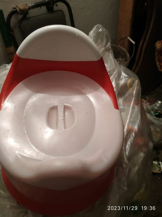 Детский горшок с крышкой.