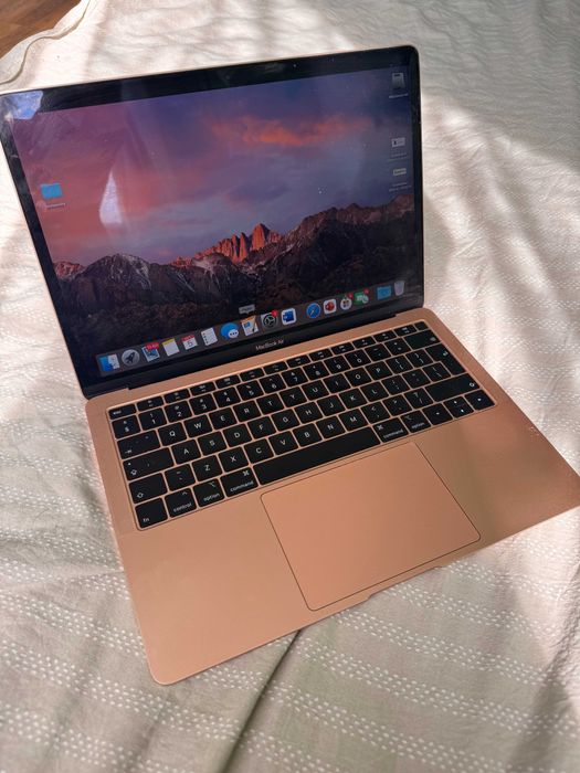 MacBook Air 2019 със зарядно, розов, почти неизползван