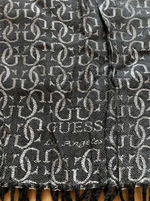 Оригинален Guess by Marciano шал с инициали