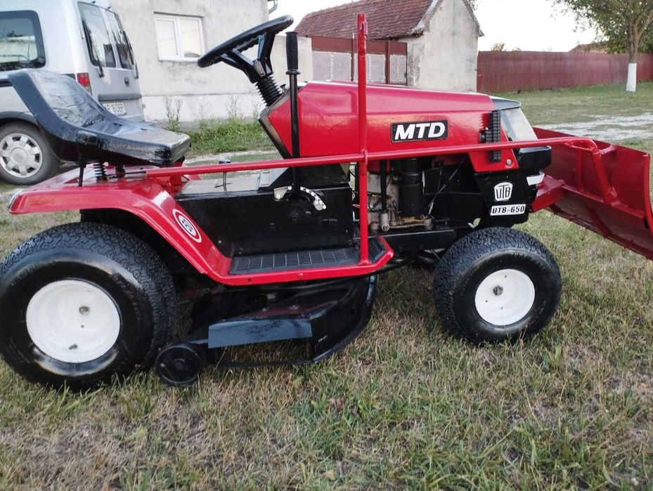 Tractoras gazon MTD motor Briggs Stratton 12,5 Cp cu lama de zapada si nu numai .