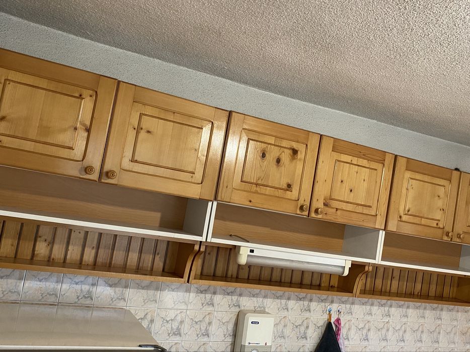 Кухненско обзавеждане ,шкафове от дърво ,мивка алпака