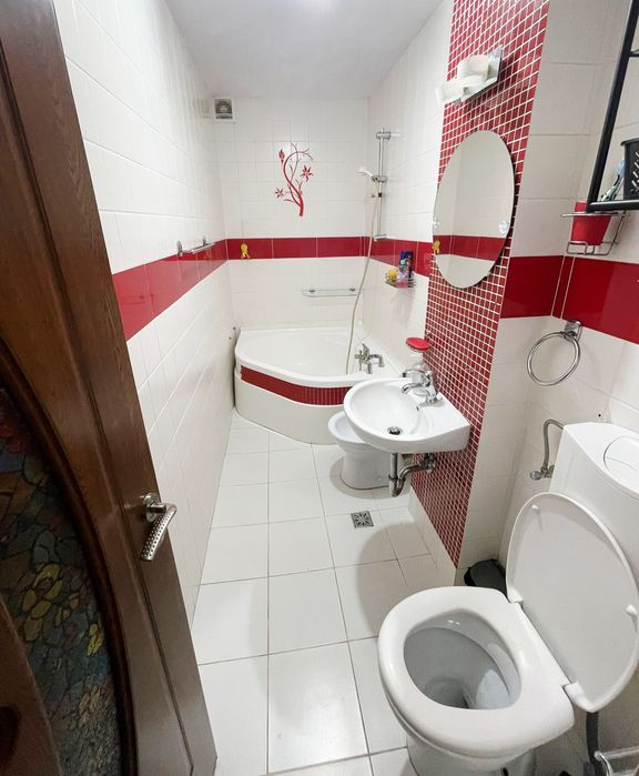 Închiriez apartament.