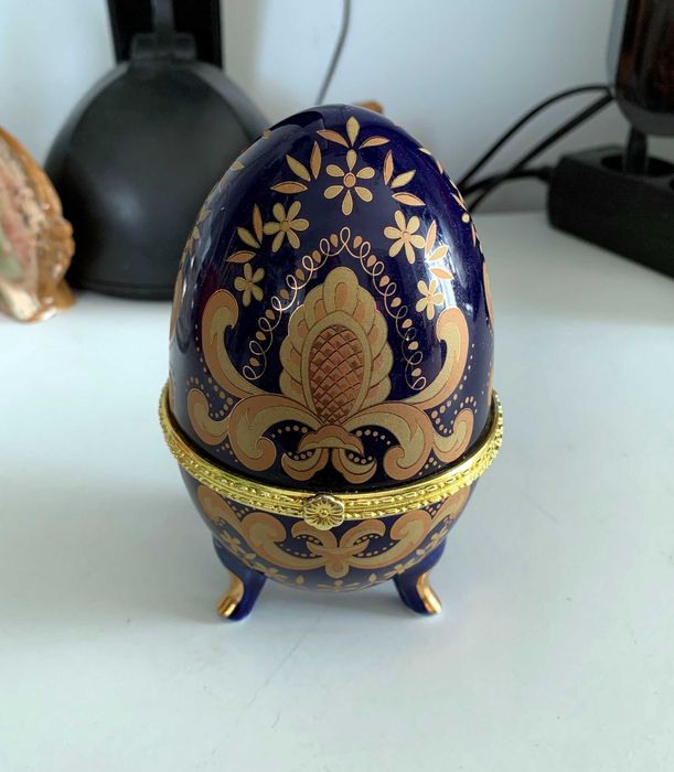 Ou decorativ tip Fabergé din porțelan cobalt cu suport cutie originală