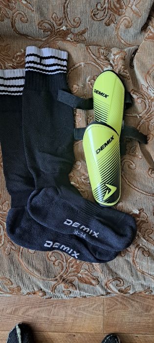 Футбольные гетры и щитки