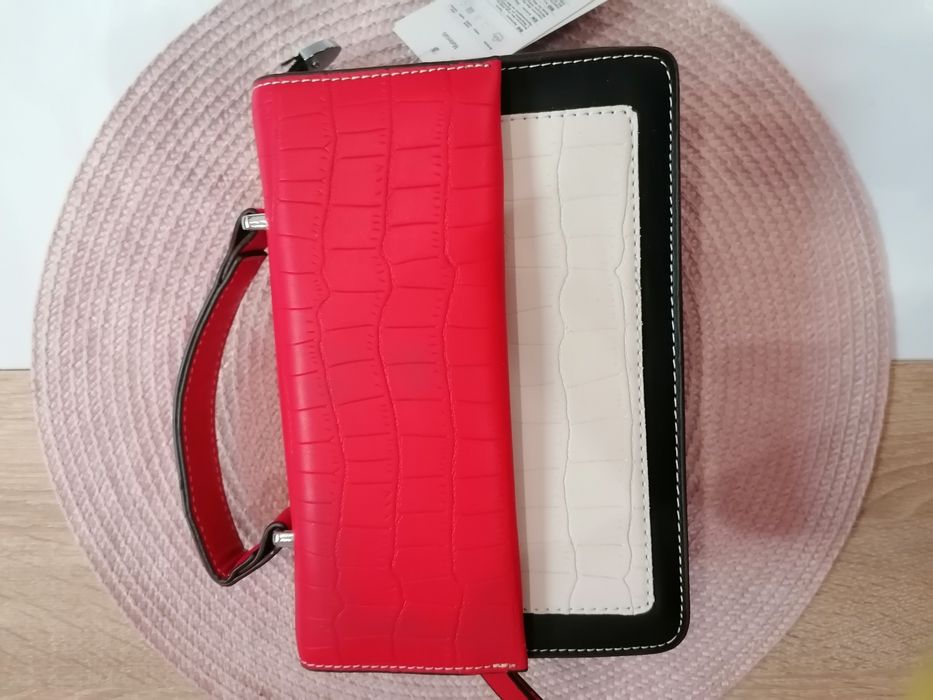 Малка дамска чанта НОВА.