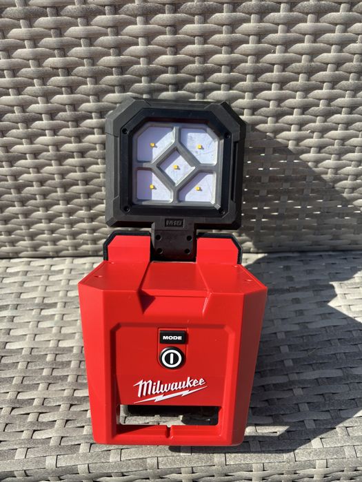 Lanterna milwaukee M18 PAL