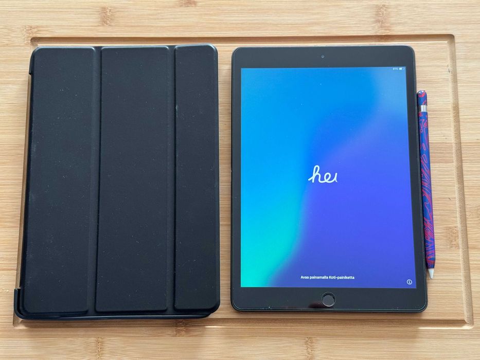 Apple iPad 9.7" 7th Gen (2019) + Apple Pencil + Cover + Tempered Glass