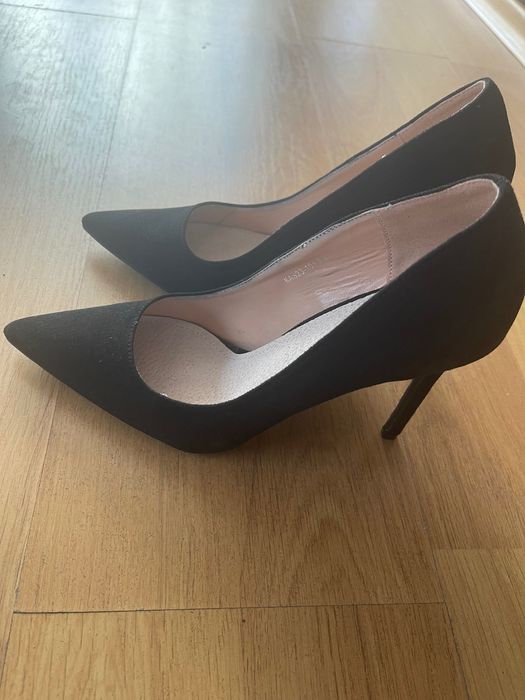 Продавам дамски велурени обувки на ток