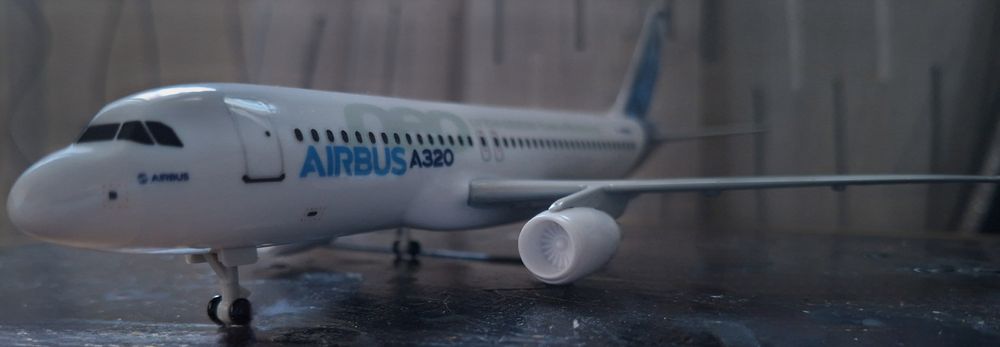 Продам модельку самолёта Airbus A320neo в фирменном ливерии