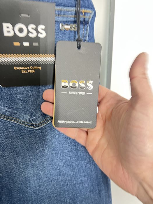 Уникален нов модел на Hugo Boss.Налична пълна серия размер от 32 до 40