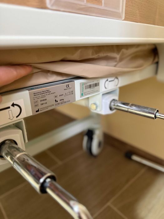 Механично болнично легло с четири секции ЕРГО с дунапренен матрак и антидекубитален дюшек