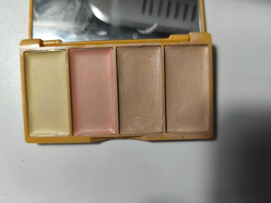 Палитри за грим . Професионална или лична употреба