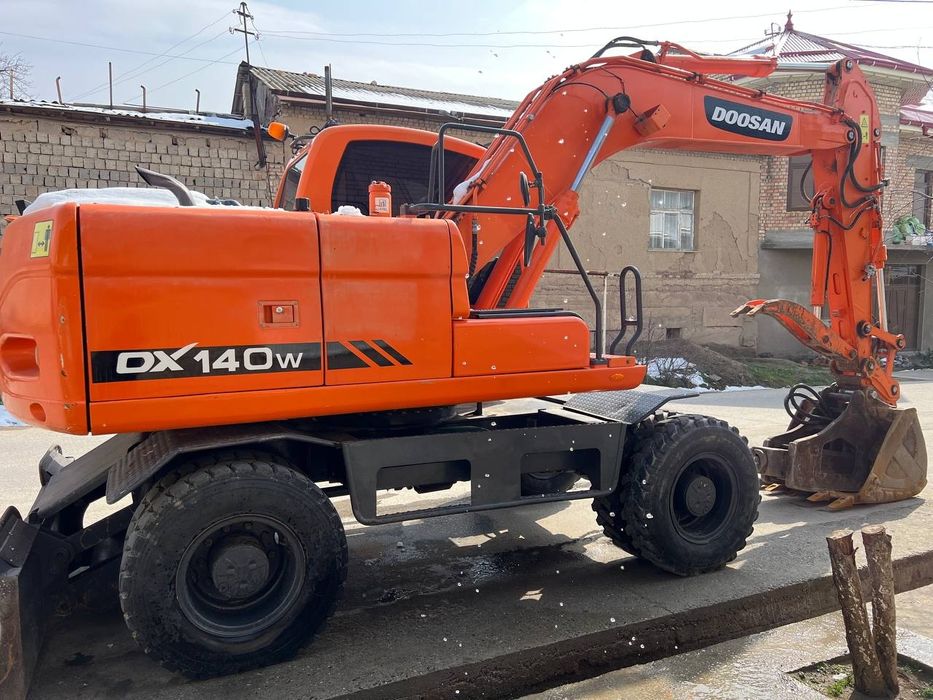 Экскаватор Doosan 140.
