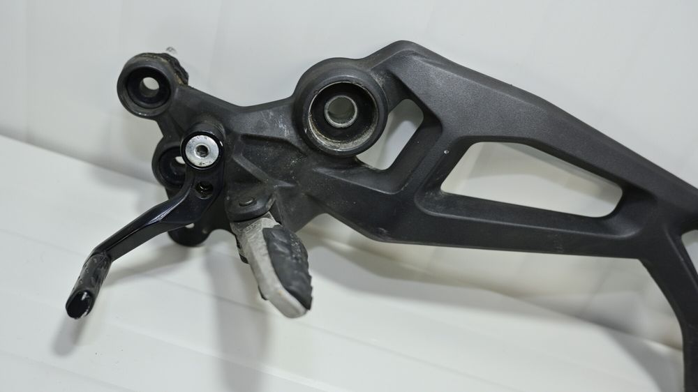 Ducati Monster 937 2021 2025 Suport scarita stanga cu pedala