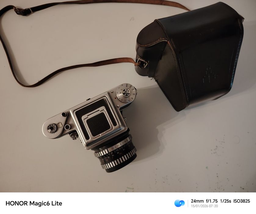 Vând aparat foto PENTACON six TL