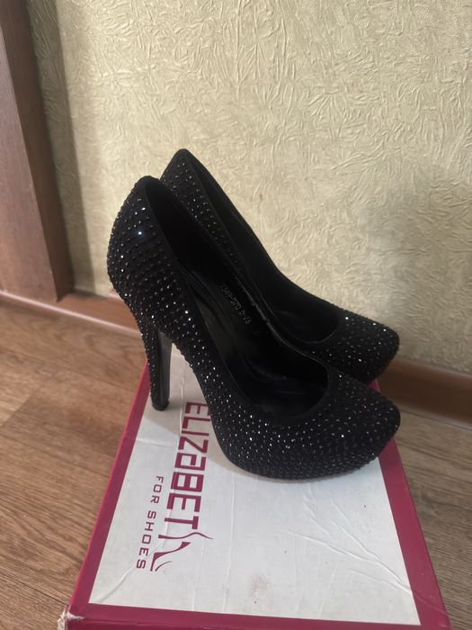 Продам туфли (лодочки и со стразами )