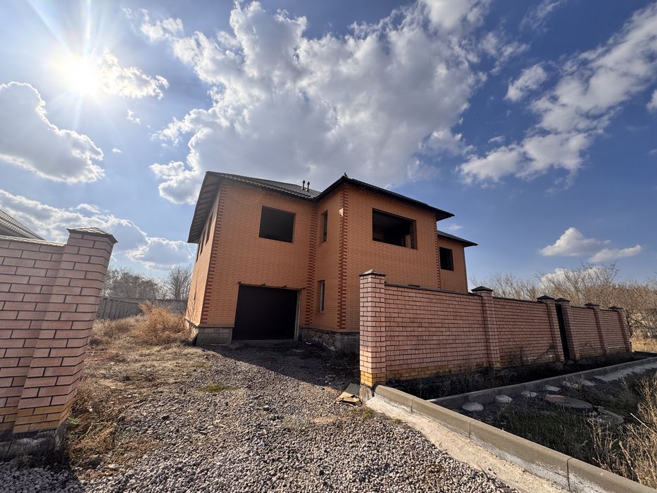 Продается дом в два уровня с земельным участком