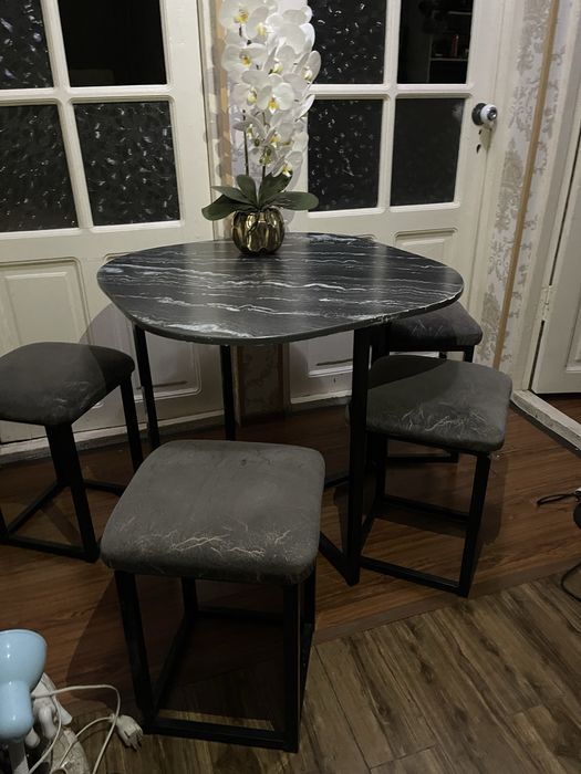 Stol 4 taburetkasi bilan sotiladi. Pochti yengi