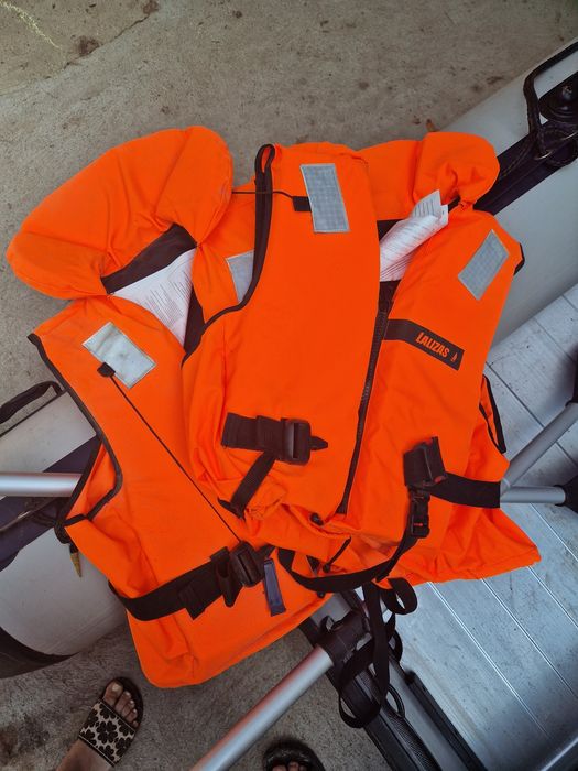 Barcă pneumatică 3,30 m + motor Parsun 2,6 CP + vâsle + veste