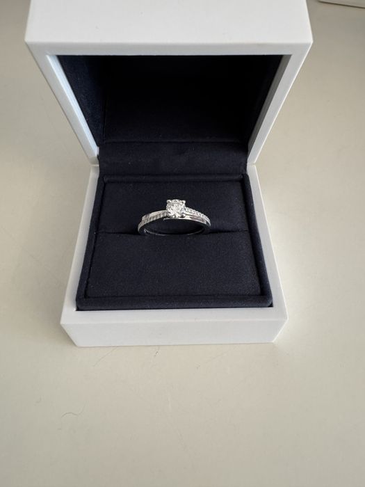 Продаю кольцо De Beers