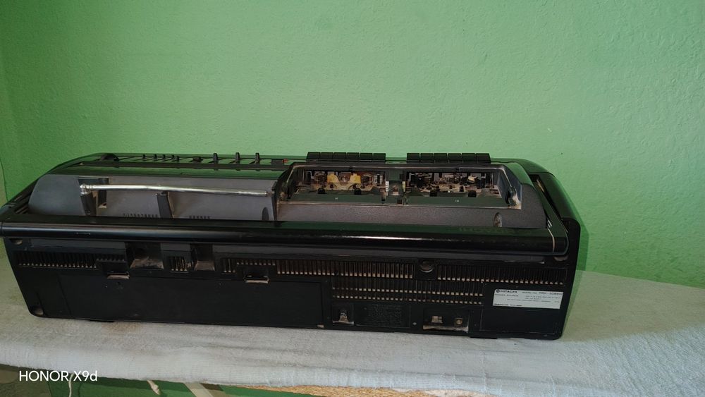 Продаю магнитофон Hitachi.