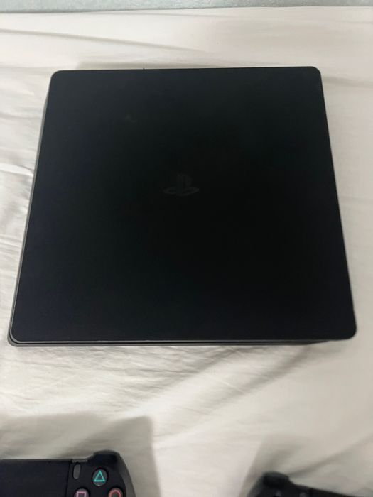 Продавам ps4 slim 1tb