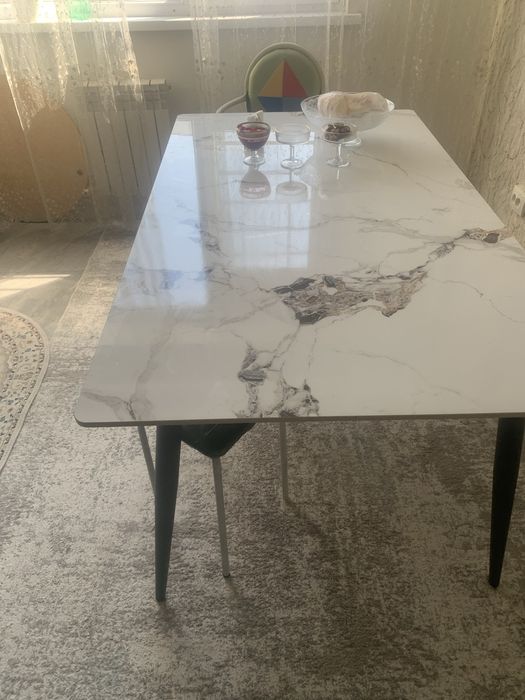 Продам стол в идеальном состояний