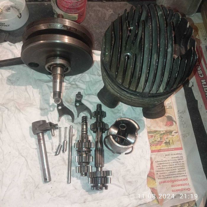 Продавам части за мотоциклет ЯВА 175 и 250 кубика. модел 57г.