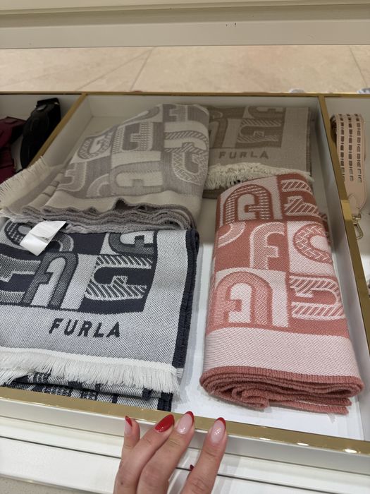 Продавам шал furla