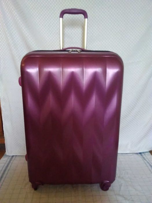 Голям твърд куфар с колелца и телескопична дръжка