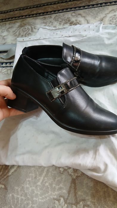 39 razmer oyoq kiyim sotiladi. 1 2 marta kiyilgan yangidek.