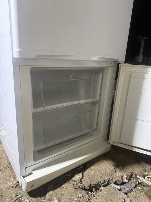 Продам холодильник Indesit