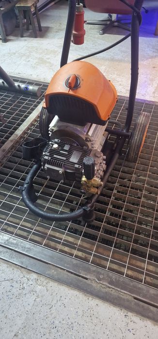 Grup pompant cu presiune 380v