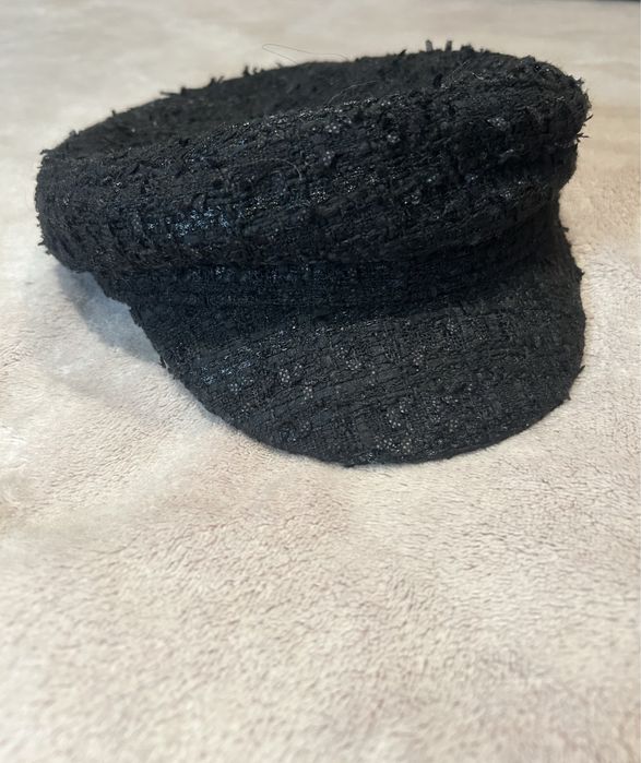 Дамска шапка с козирка