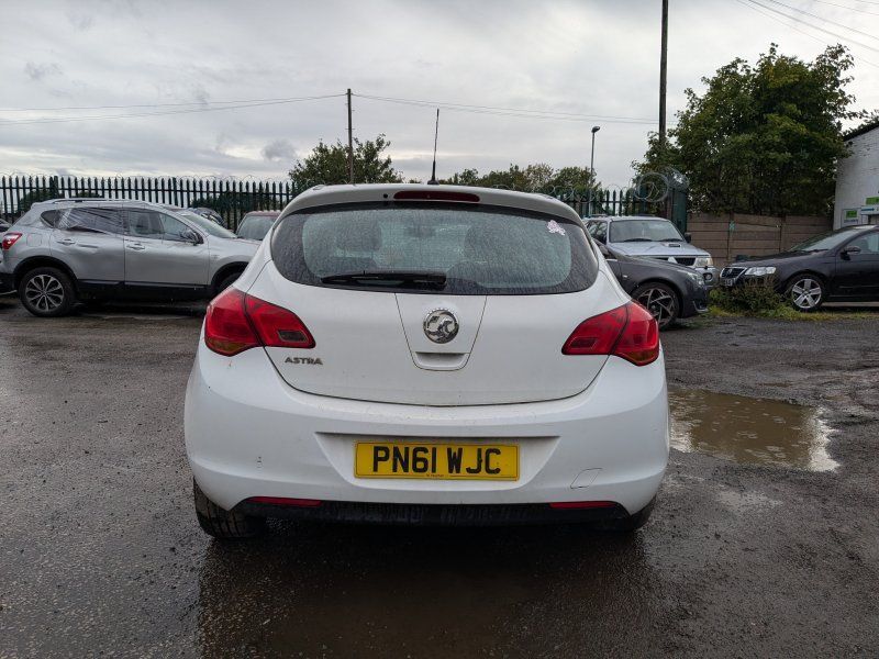 Dezmembrari / Dezmembrez Vauxhall Astra J 1.4 Benz A14XER cutie viteze manuala cod culoare GAZ